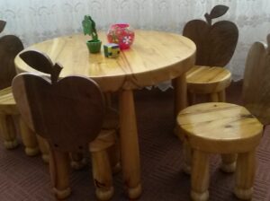میز و صندلی چوبی طرح سیب
